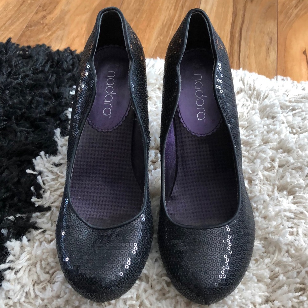 Sequin pumps